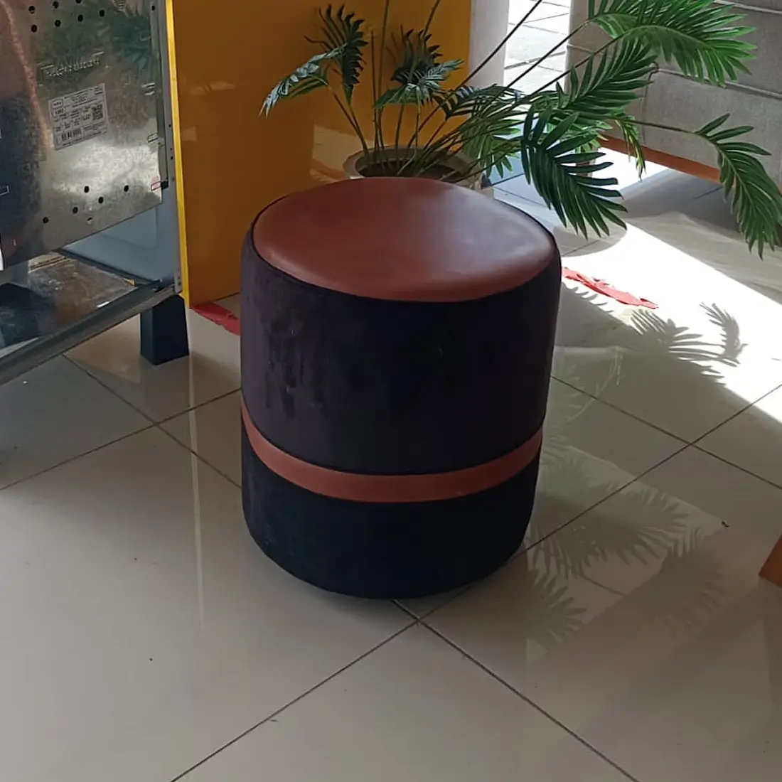 Puff Redondo Veludo e Corino com Pés de Pvc Rio Minas - Imagem 3
