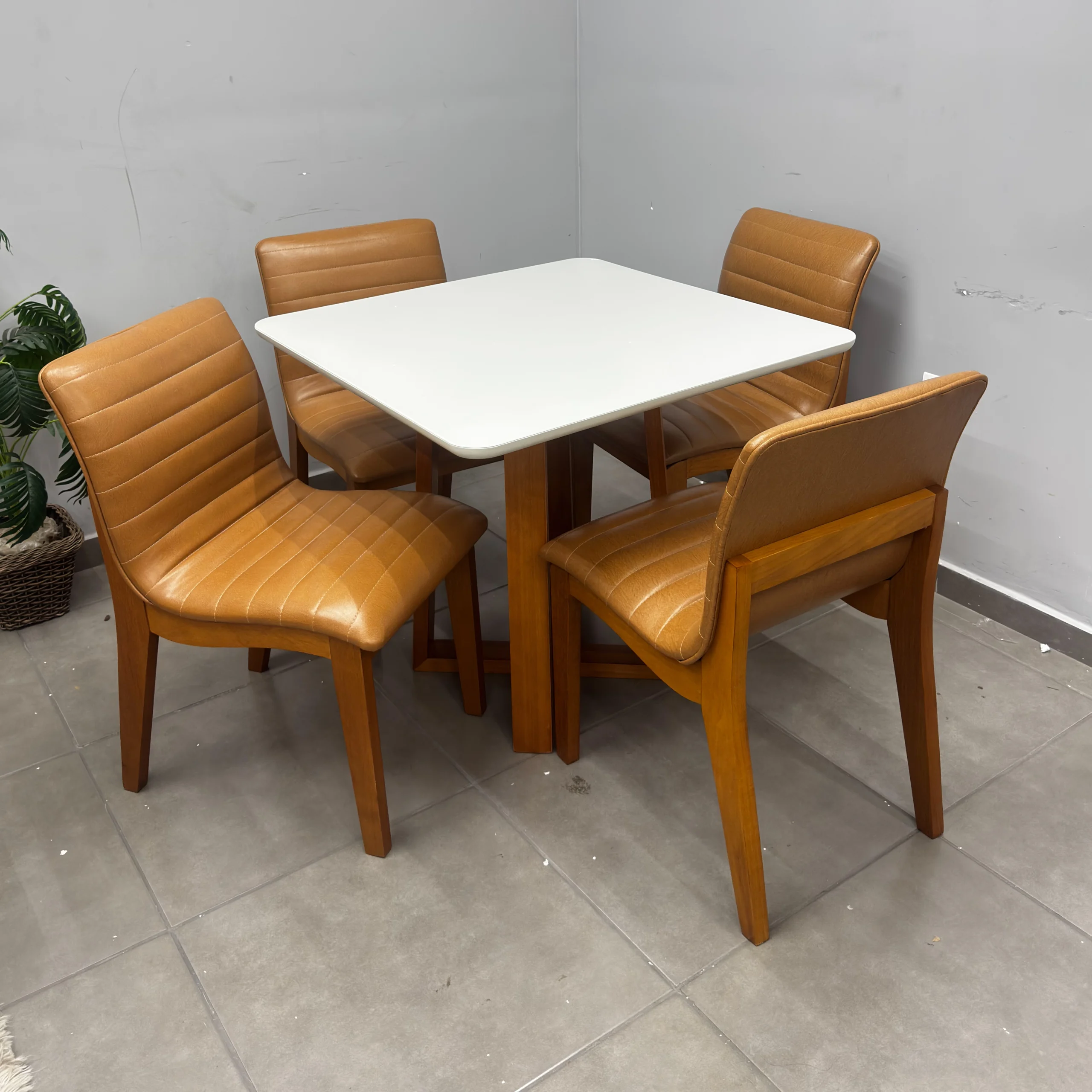 Mesa de Jantar Bali 90x90cm com Vidro e 4 Cadeiras Sofia em Corino Estofadas Minas Plac - Imagem 3