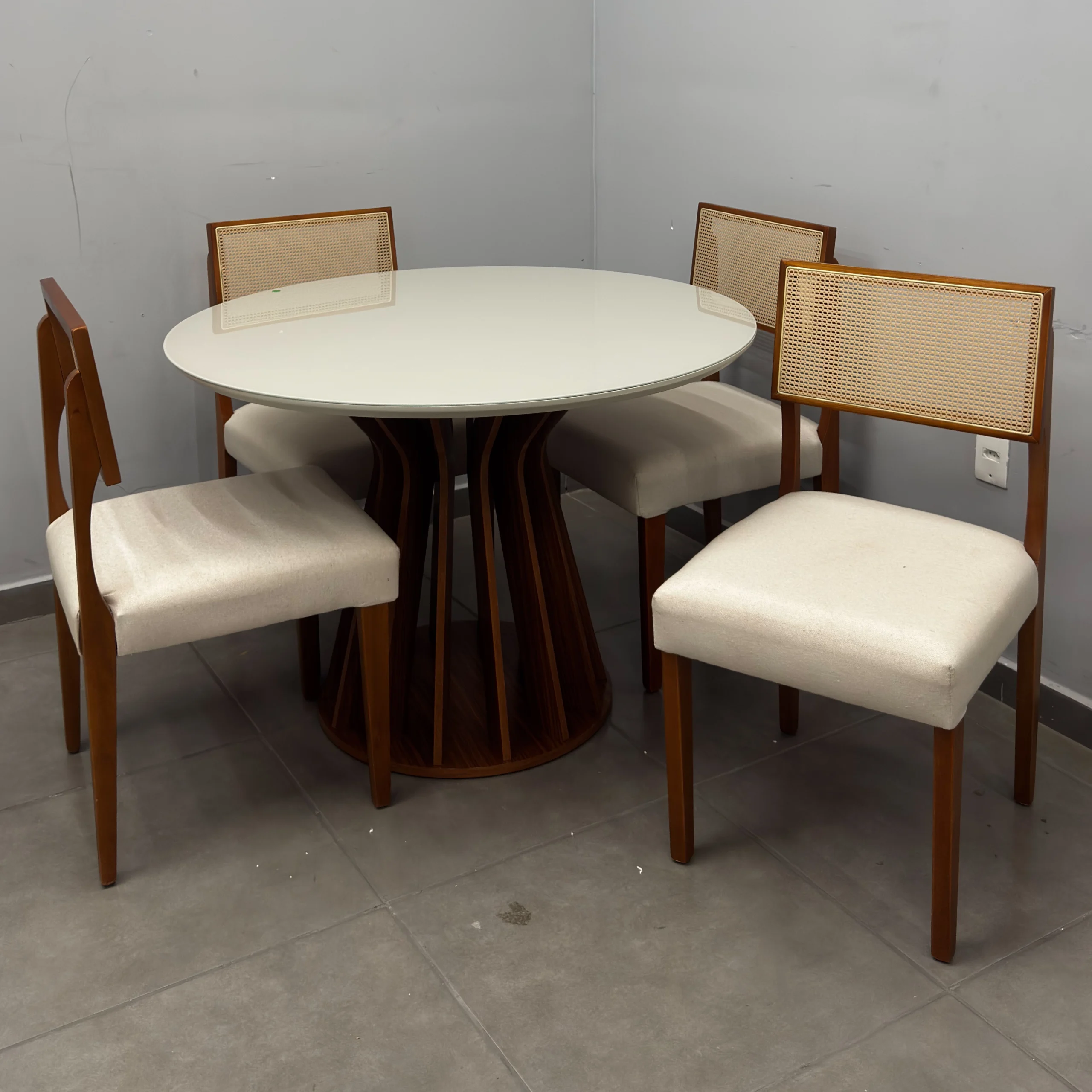 Mesa de Jantar Ilheus Redonda 110cm com 4 Cadeiras Grecia em Linho Madeira Lj Móveis - Imagem 3