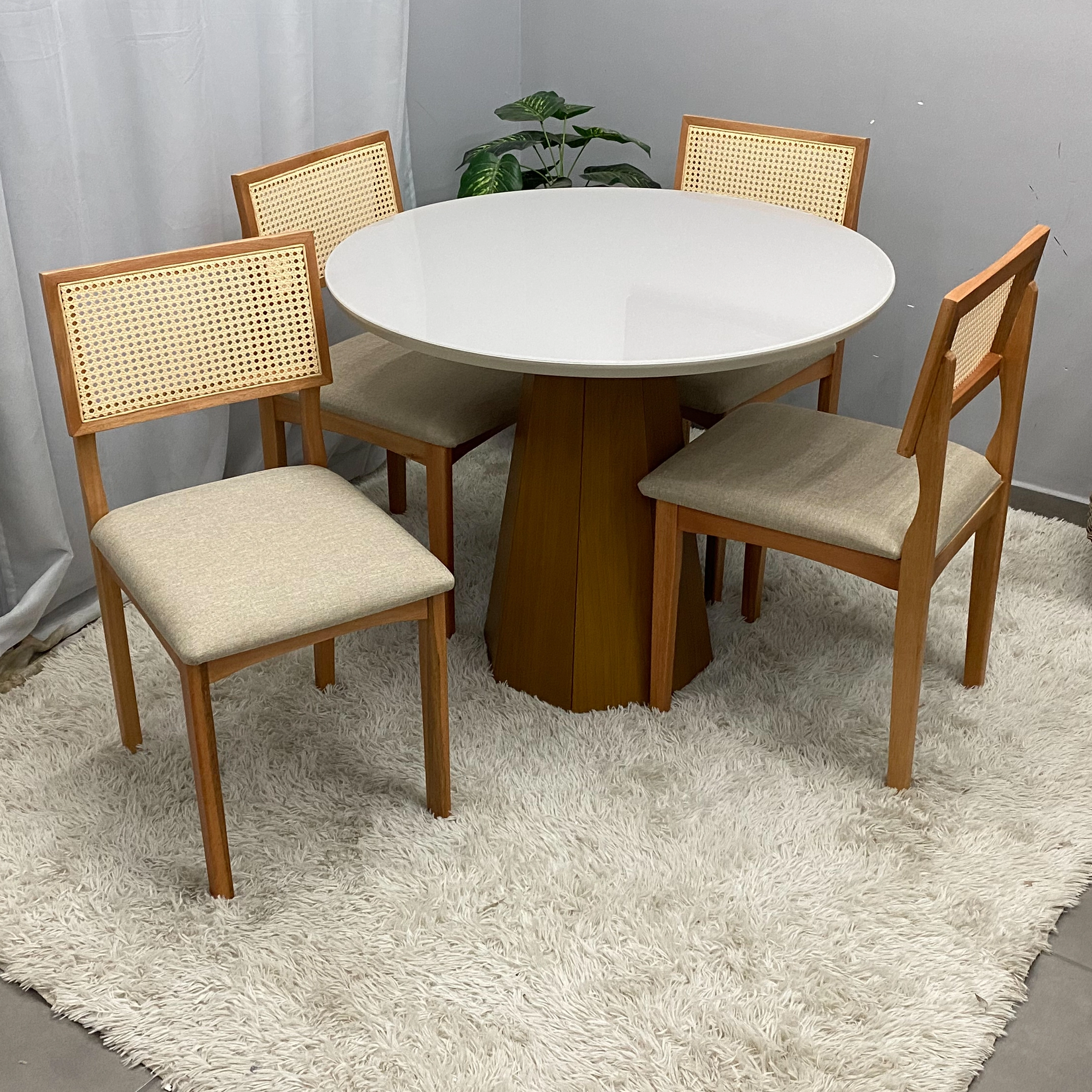 Mesa de Jantar Isis com Vidro Redonda 100cm e 4 Cadeiras Monalisa em Linho Madeira New Ceval - Imagem 3