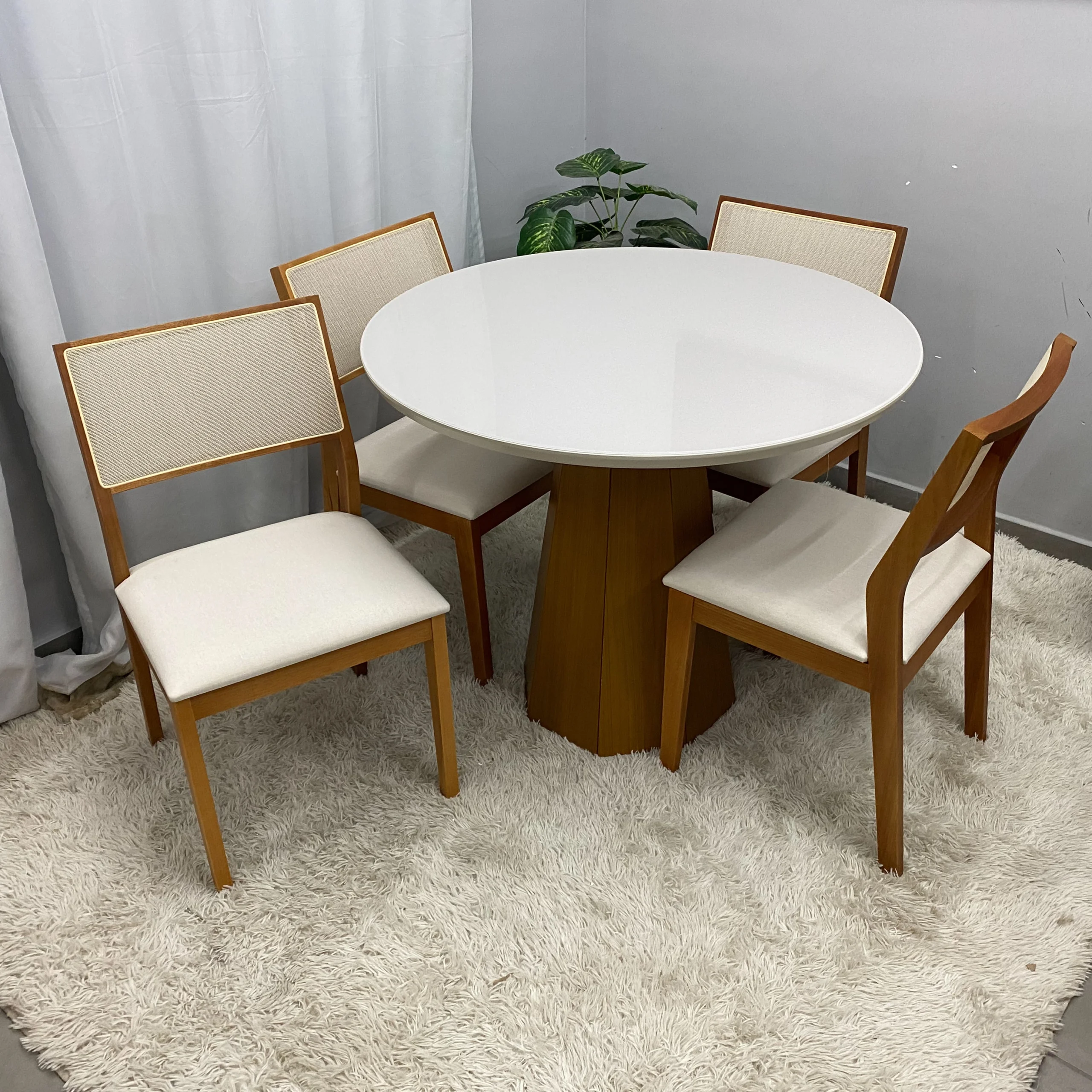 Mesa de Jantar Isis com Vidro Redonda 100cm e 4 Cadeiras Oiti em Linho Madeira New Ceval - Imagem 3