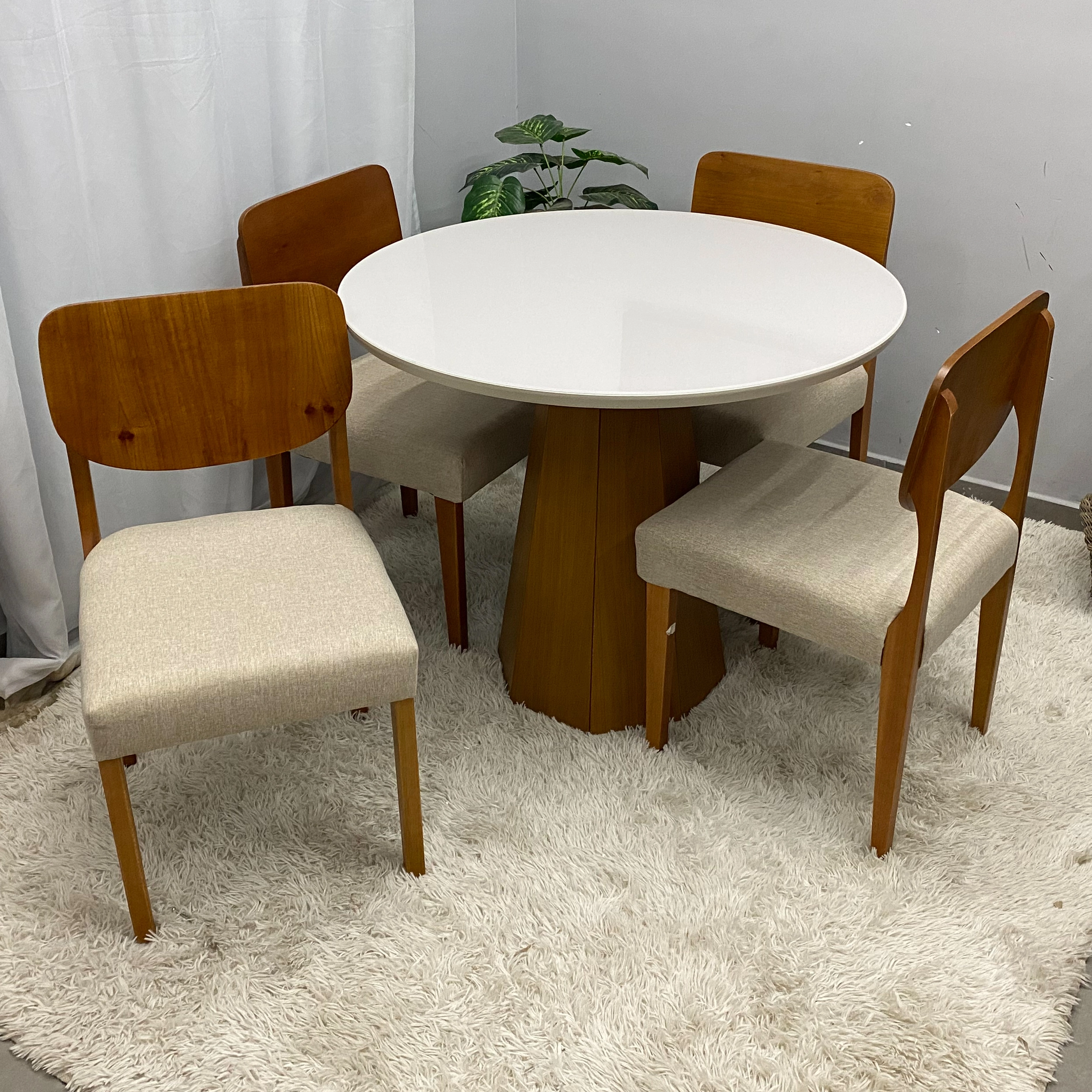 Mesa de Jantar Isis com Vidro Redonda 100cm e 4 Cadeiras Barcelona em Linho Madeira New Ceval - Imagem 3
