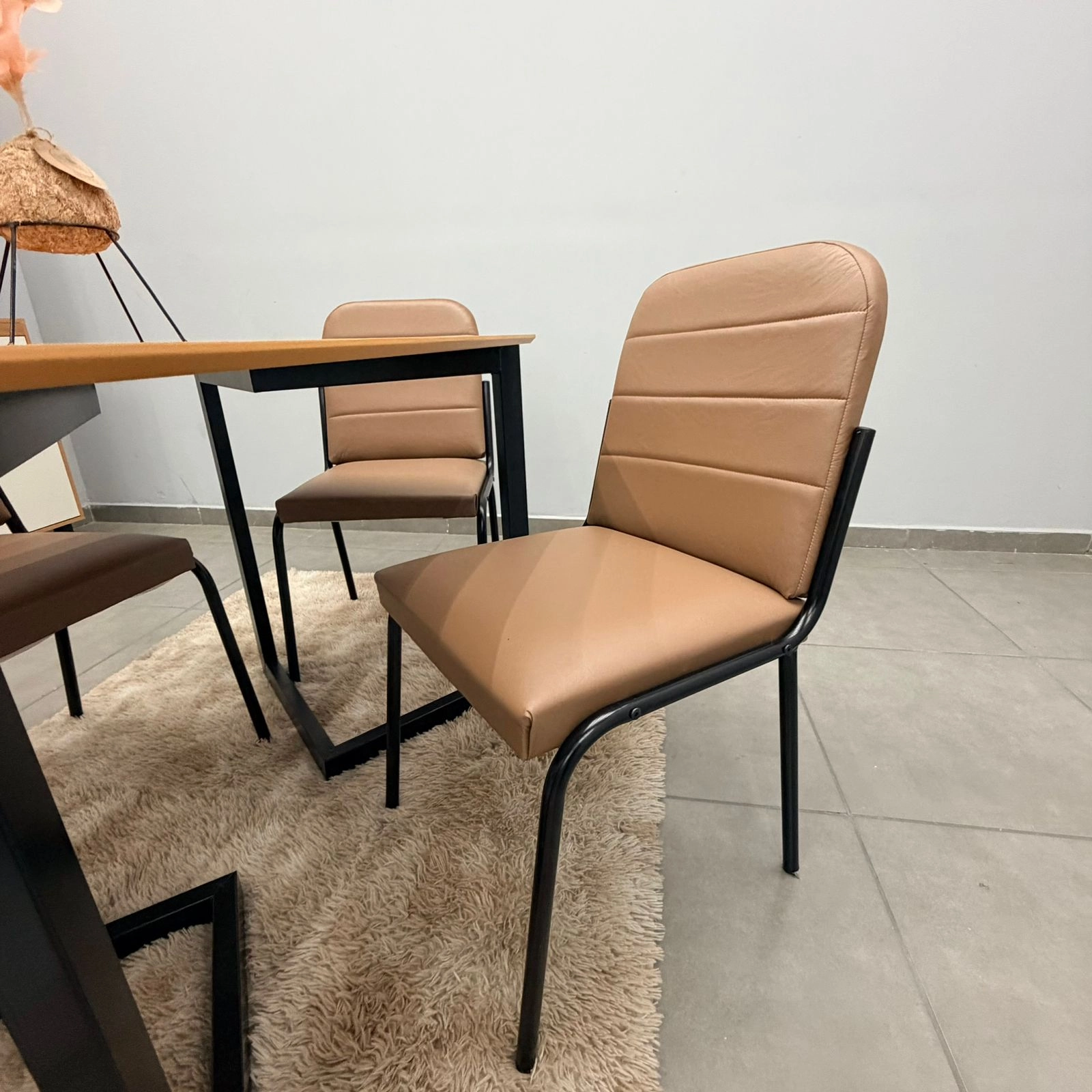 Mesa de Jantar Cronos 110x90cm com 4 Cadeiras Chicago em Courino Aço Tubo Minas - Imagem 5